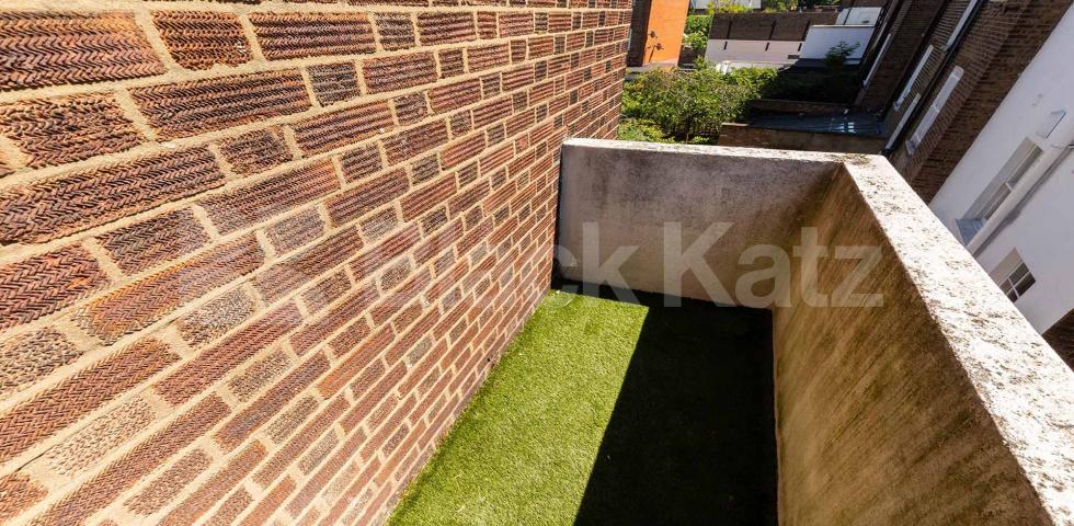 Spacious two bed with a modern kitchen, tiled modern bathroom, mins to tube Fortess Grove, Kentish Town